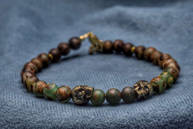 bransoletki - inne Bransoletka z naturalnych kamieni z czaszeczkami z brązu