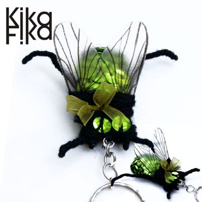 elagancka mucha BZZZzzz Kika Fika