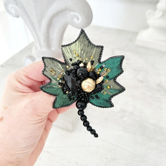 broszki Broszka LIŚCIE KLONU 2 ręcznie haftowana przypinka z koralikami