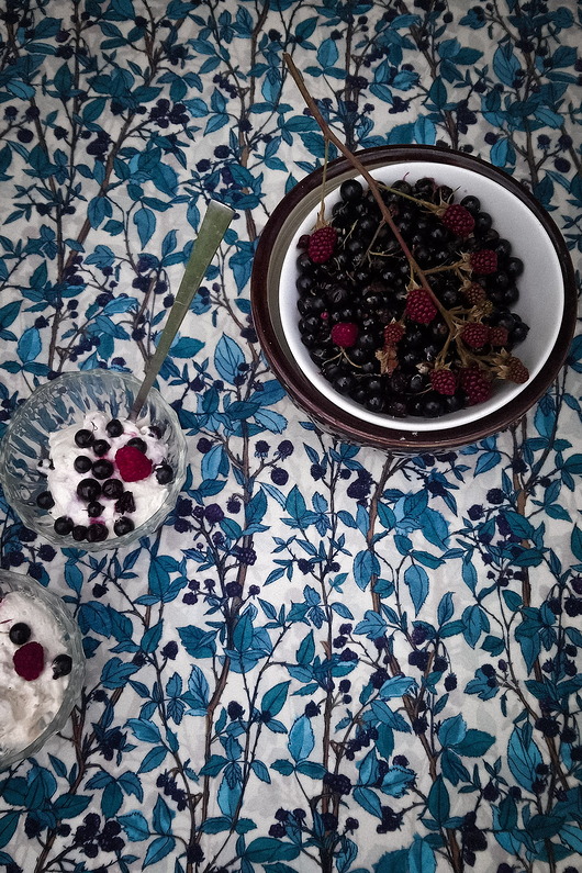 obrusy i serwetki OBRUS botaniczny wzór z bawełny w autorski print JEŻYNY turkusowe