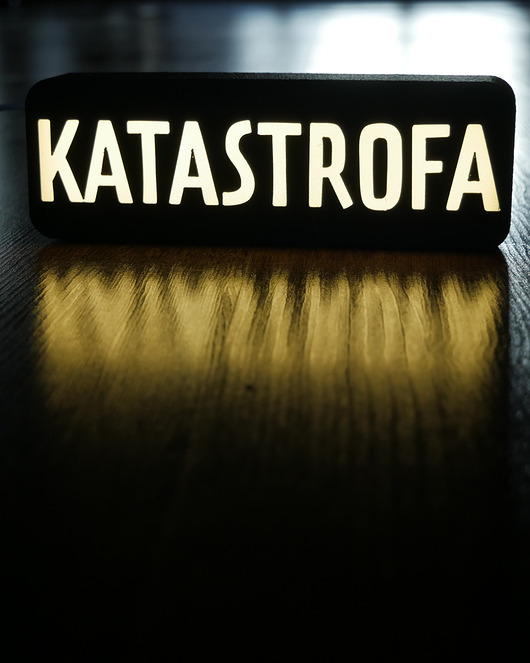 dekoracje świetlne Lampka z napisem KATASTROFA