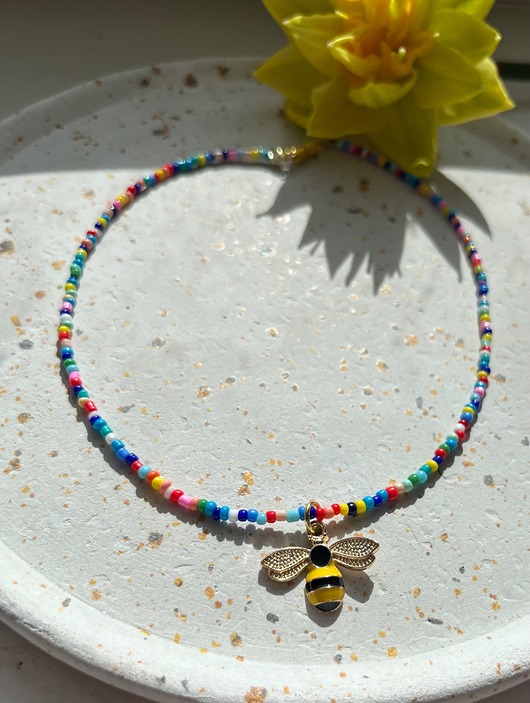 chokery Kolorowy choker z pszczołą
