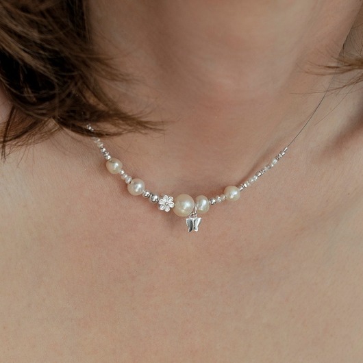 chokery Minimalistyczny choker z perłami i motylkiem