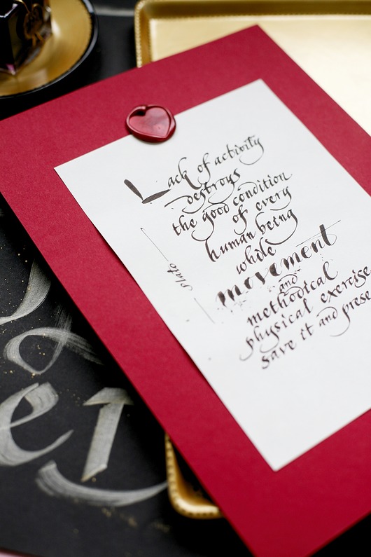 plakaty Plakat kaligrafia cytat Platona: Brak aktywności niszczy, a ruch ochrania