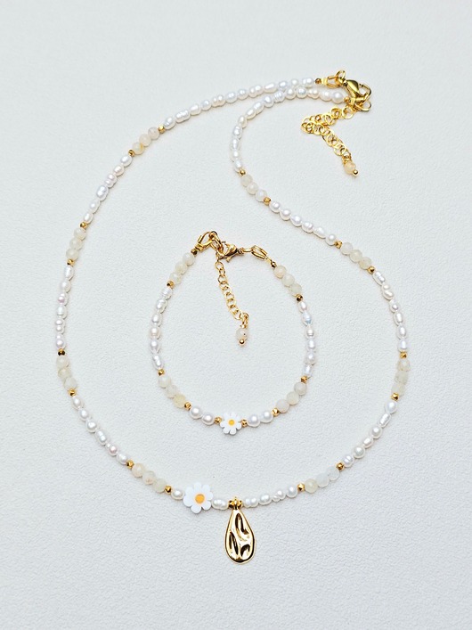 komplet biżuterii Delikatny Perełkowy Komplet z Kwiatkami Poziomki