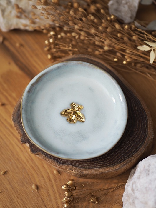 pojemniki na biżuterię Spodek na biżuterię lub palo santo z motywem pszczoły