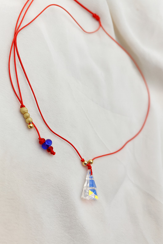 złote naszyjniki Naszyjnik czerwony sznurek z kryształową choinką