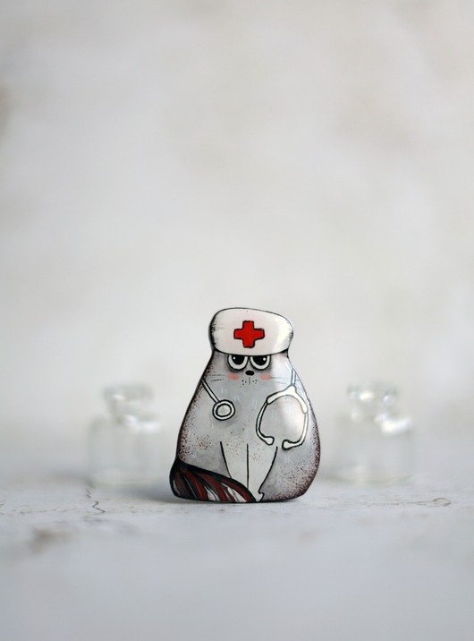 broszki Broszka malowana Doktor Niebolec