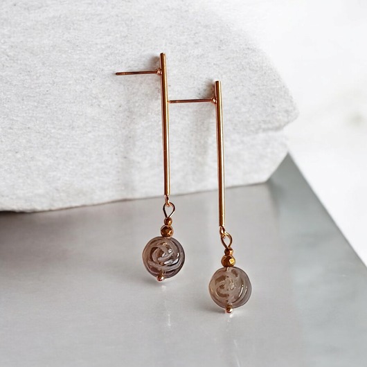 kolczyki z kamieniami Kolczyki różyczki : RZEŹBIONY kwarc dymny : długie: wyjątkowy prezent