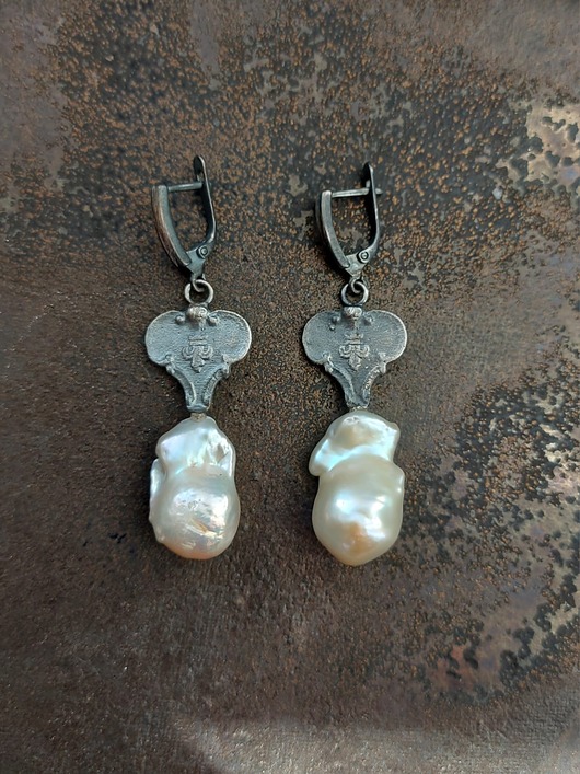 kolczyki srebrne Srebrne kolczyki / Kluczyk z lilijką z perłami barokowymi