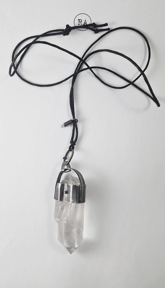 wisiory Duży kryształ górski i srebro Q25111