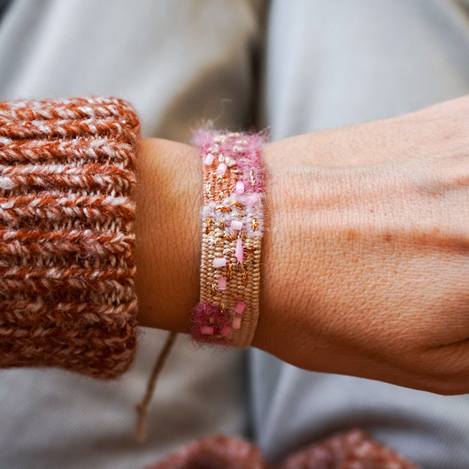 bransoletki na sznurku Włóczkowa bransoletka handmade z koralikami, wiązana na sznurku