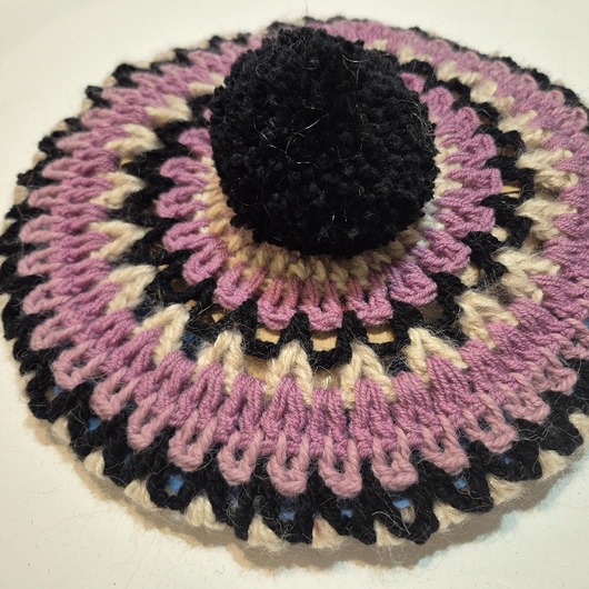 czapki damskie Unikatowy beret  w wielokolorowe wzory.