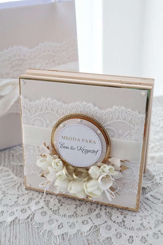 kartki scrapbooking Kartka ślubna w drewnianym pudełku i torebką