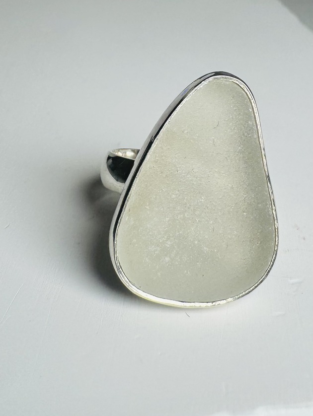 pierścionki srebrne Srebrny pierścionek regulowany ze szkłem morskim