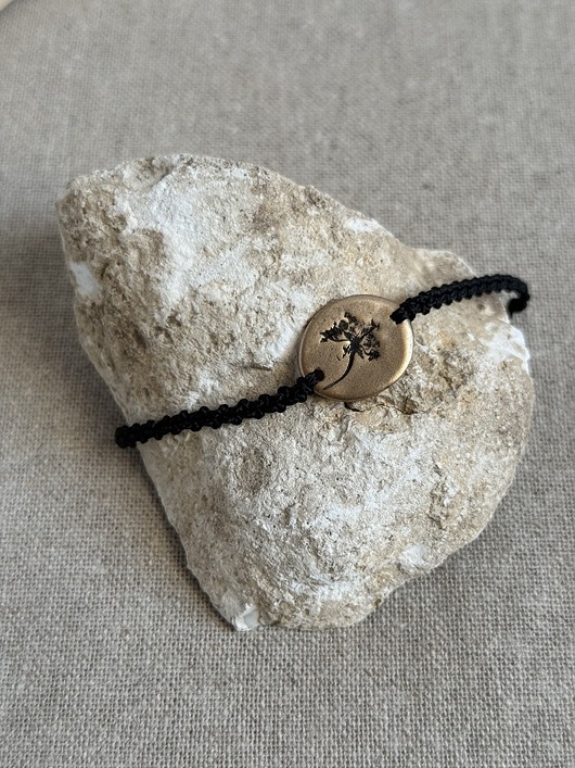 bransoletki na sznurku Bransoletka sznurkowa z detalem z brązu