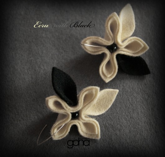 Ecru with Black -Biżuteria Autorska FlowerFelt Design