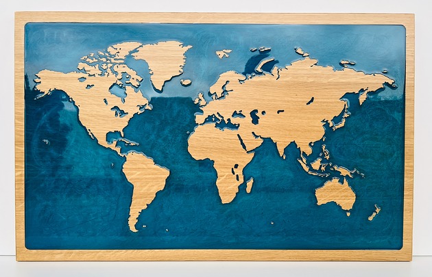 Ozdoby na ścianę DREWNIANA MAPA ŚWIATA z żywicy epoksydowej, 60x37
