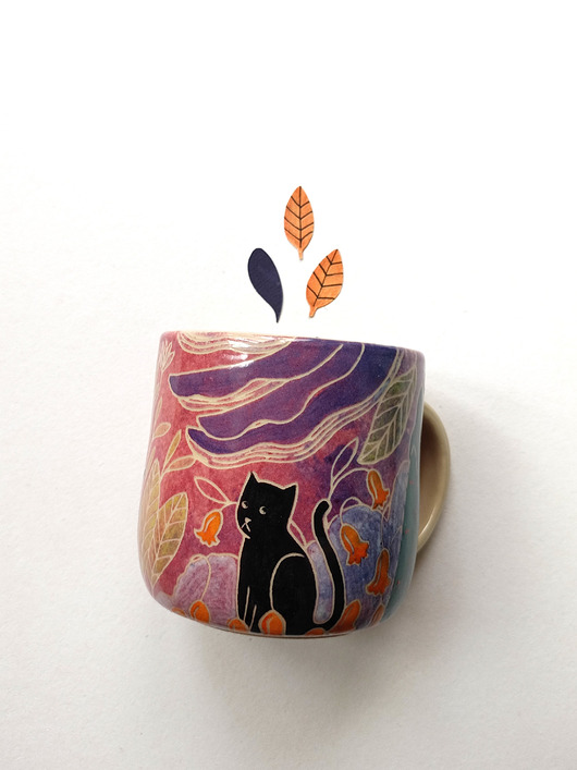 kubki Kubek czarny kot w różowym ogrodzie