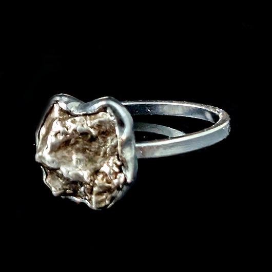 pierścionki srebrne Pierścionek subtelny z meteorytem