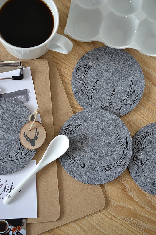 Cztery podkładki filcowe w kształcie koła felt label