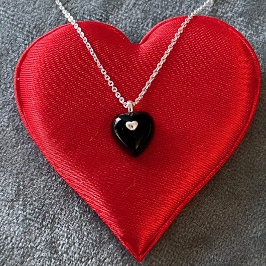 srebrne naszyjniki Dwa serca - naszyjnik srebrny pr. 925 serce z onyksu magiczne dla niej.