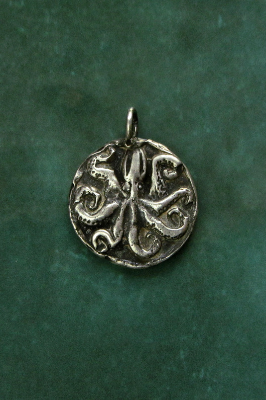 biżuteria męska Ręcznie rzeźbiona zawieszka moneta z ośmiornicą