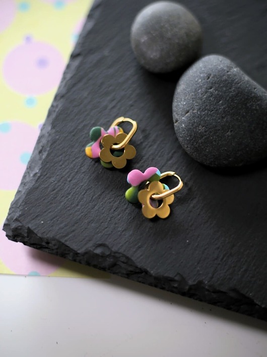 kolczyki z masy plastycznej Kolczyki małe kwiatki z zapięciem typu szarnir