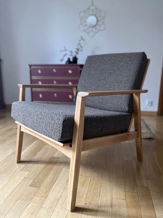 fotele Fotel drewniany, tapicerka boucle, po renowacji