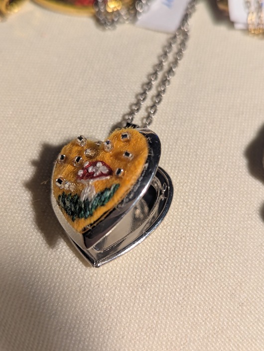 wisiory Naszyjnik - sekretnik z muchomorem