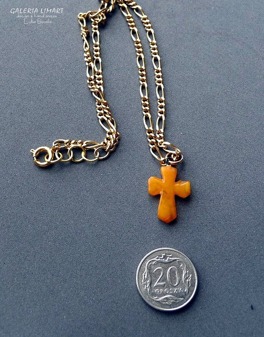 wisiory Uroczy bursztynowy krzyżyk ręcznie wycięty. Dla delikatnej osoby