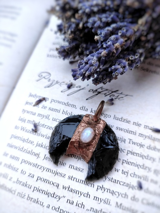 wisiory Wisior miedziany lunula obsydian moonstone I