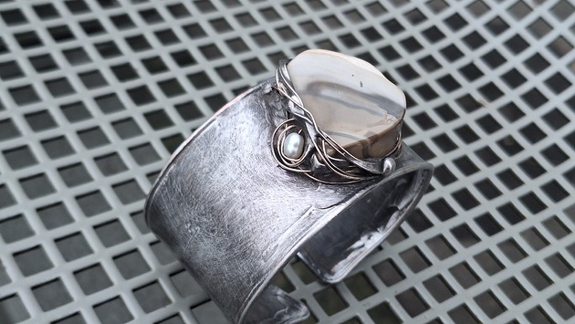 bransoletki wire wrapping Krzemień pasiasty i perła - bransoletka regulowana