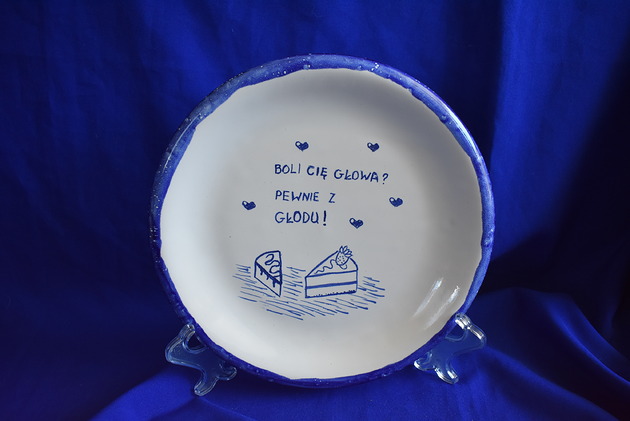 patery i talerze Talerz ceramiczny na ciasto  "Boli Cię głowa? Pewnie z głodu!"