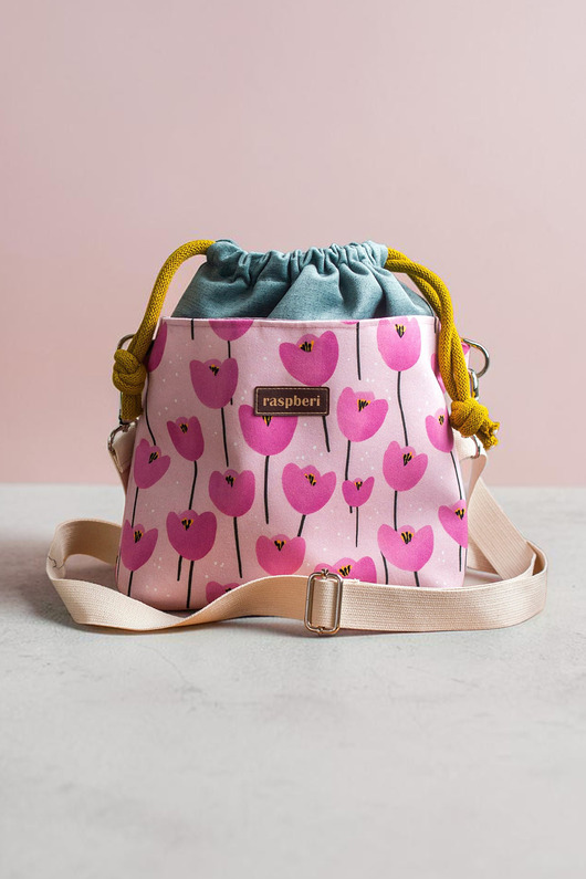 torebki mini Zielona listonoszka z kominem z weluru w różowe tulipany handmade, unikat