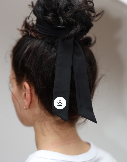 akcesoria do jogi Gumka do włosów BOWTIFUL scrunchie z kokardą - black magic