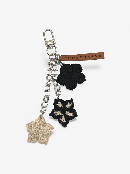 breloki Brelok Trzy Kwiatki - Ecru i Czerń ze Srebrnym Zapięciem
