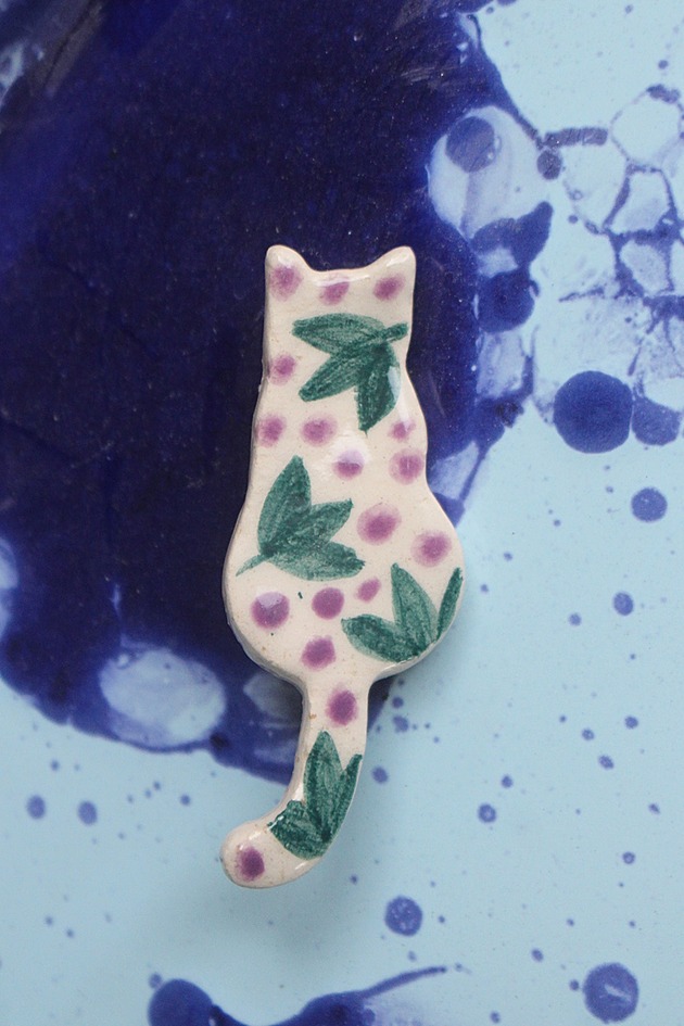 broszki Broszka ceramiczna kot malowany w liście