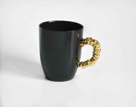 kubki i filiżanki czarny kubek ze złotym uchem
