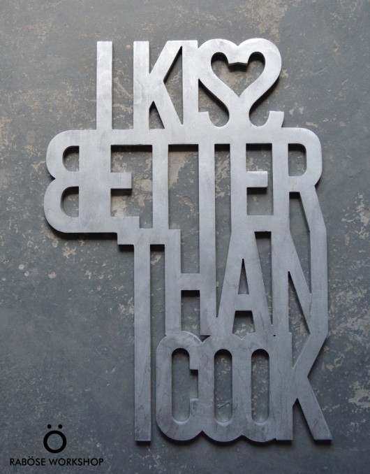 dekoracje - na ścianę Napis I KISS BETTER THAN I COOK srebrny