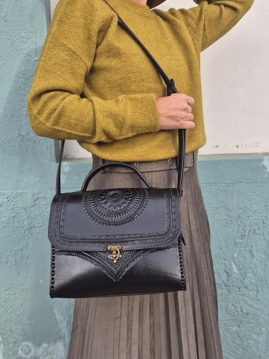 torby na ramię Kuferek torebka Linda czarny skórzana wzory góralska skóra