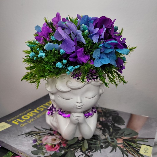 wazony Dziewczynka z mchem I kwiatami