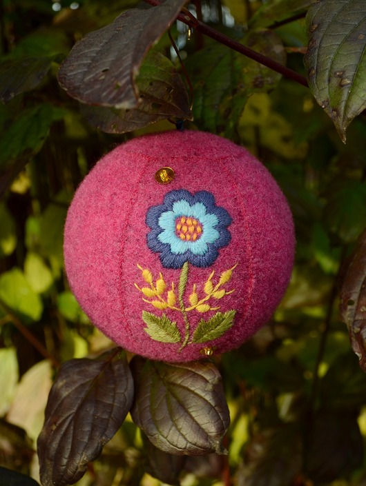 bombki Bombka ręcznie haftowana