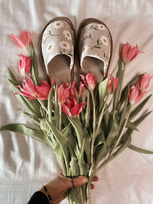 kapcie damskie Kapcie dla niej na prezent stokrotki