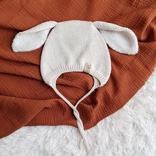 czapki dziecięce Ręcznie dziergana BUNNY BONNET złamana biel