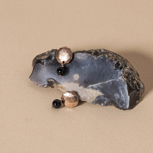 kolczyki pozłacane Kolczyki srebrne medaliony z kulką onyksu złocone na różowo