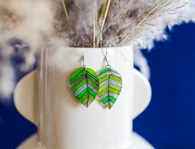 kolczyki srebrne Ręcznie rysowane kolczyki srebrne Listki w odcieniu soczystej zieleni
