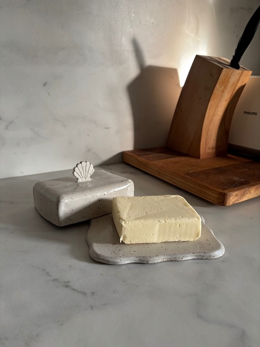 kuchnia - różne Ceramiczna Maselnica z uchwytem Muszlą Freckled White