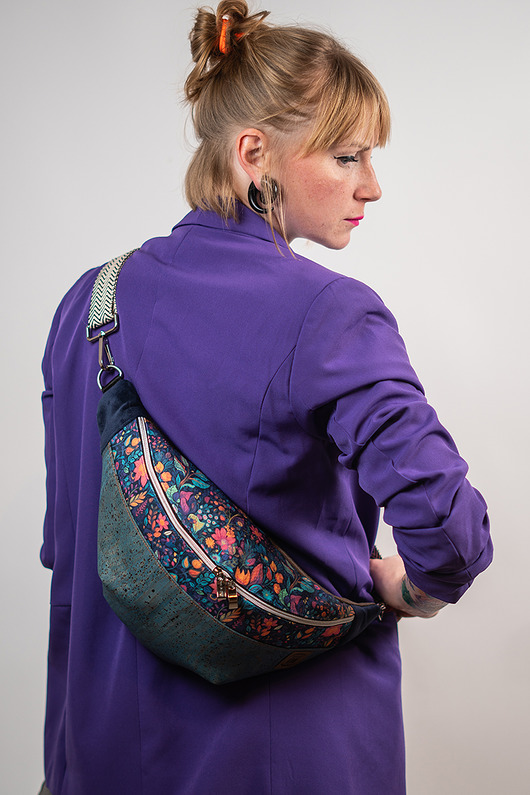 saszetka nerka Turkusowa nerka damska z korka w kwiaty MALOWANE KWIATY