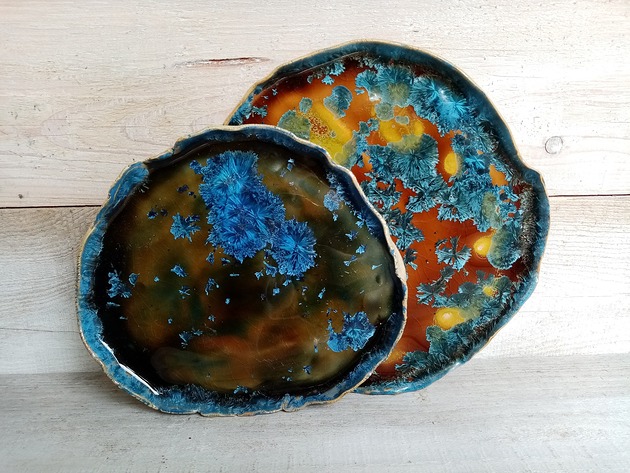 patery i talerze Dwa talerze kamionkowe ze szkliwem krystalicznym